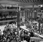 102378 Afbeelding van het publiek in de hal bij Achter Clarenburg (Clarentuin) van het winkelcentrum Hoog Catharijne te ...